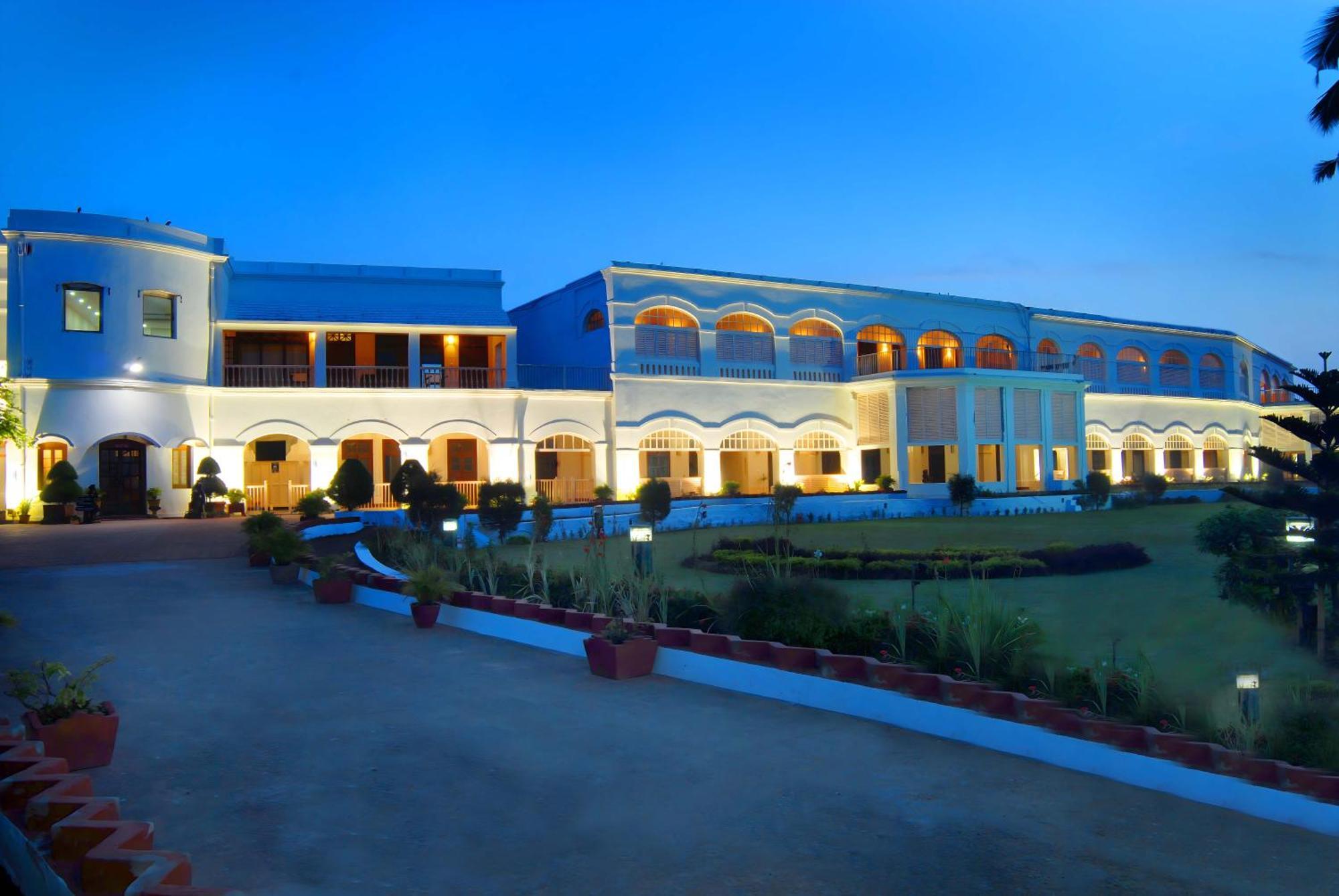 Chanakya Bnr Hotel Puri Exterior photo