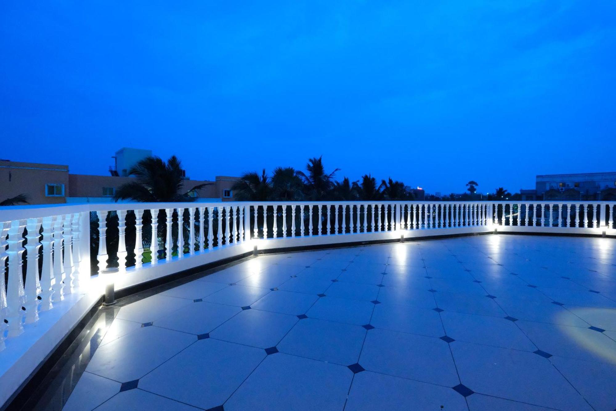 Chanakya Bnr Hotel Puri Exterior photo